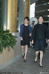 组图：施南生悼念好友何佐芝 拒回应徐克绯闻