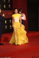 组图：李冰冰黄色礼服美艳 薄纱裙长腿若隐若现