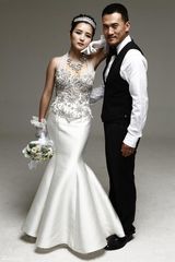 组图：何洁赫子铭幸福写真曝光 大秀曲线