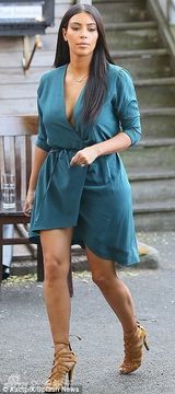 组图：起风了！卡戴珊手捂连衣裙险走光