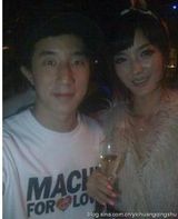 组图：房祖名流连夜店尽欢谑 把酒揽妹旧照曝光