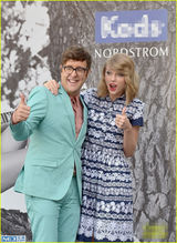 组图：斯威夫特蓝裙捞金显魅力 露灿笑坐姿可爱