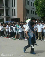 组图：交卷后终结地下情 高三情侣高调走出考场