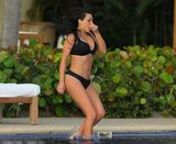 组图：卡戴珊丰乳肥臀着比基尼演绎湿身诱惑