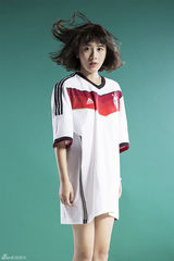 组图：夏梓桐伪球迷凑热闹 轻装上阵恶补世界杯