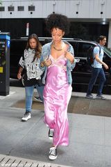 组图：蕾哈娜低胸粉睡衣出街 真空上阵无所顾忌