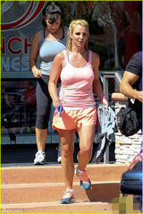 组图：布兰妮奋发健身甩赘肉 粉红装大方激凸