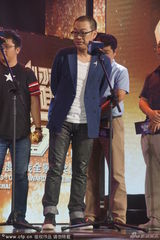 组图：宁财神吸毒事件后领奖 卷舌舔齿表情夸张