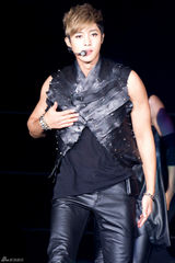 组图：金贤重上海开唱热舞 狂野掀衣秀腹肌