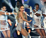 组图：麻辣鸡露半球地上翻滚 斯威夫特甩头热舞