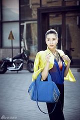 组图：杨恭如最新街拍 刚与柔合并的魅力