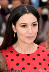 组图：贝鲁奇亮相《奇迹》发布 女神眼袋深显老