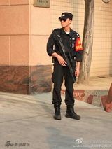 组图：高考执勤特警帅哭网友 长腿型男制服范儿