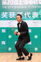 组图：邓超代孙俪领奖后台搞怪耍宝闹不停