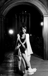 组图：斯琴高丽拍夏日写真 冷艳长裙高贵端庄