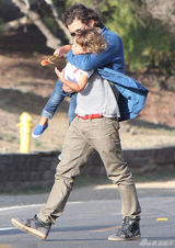 组图：奥兰多-布鲁姆与儿子周末欢聚 街头亲亲