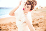 组图：金莎唯美婚纱look海滩出镜 期待浪漫婚姻