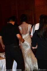 组图：林志玲裸背翘臀露美腿 遭老外偷瞄