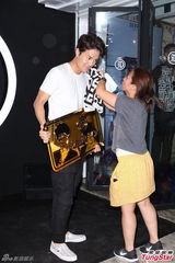 组图：吴克群砸千万开睡衣店 提何超莲面色涨红