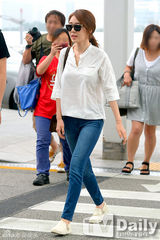 组图：韩星刘仁娜现身机场 牛仔裤显苗条