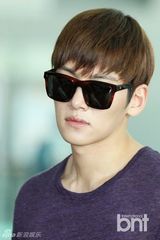 组图：韩星池昌旭赴港 休闲装扮清爽帅气