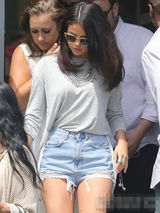 组图：赛琳娜-戈麦斯超短热裤露白腿 小清新装扮惹人爱