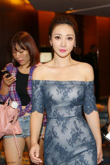 组图：柳岩窄裙抹胸露香肩 与男粉丝亲密合影