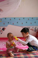 组图：《爸爸去哪儿》萌娃带娃大作战