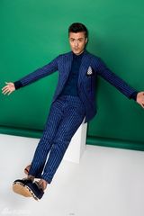 组图：于小伟最新写真秀大长腿展搞怪魅力