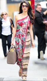 组图：乔治-克鲁尼娇妻大秀香肩 密会王妃婚纱设计师