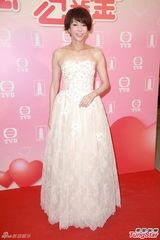 组图：许志安丧兄寄情工作 李玟性感凹凸有致