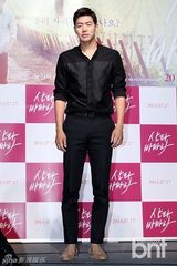 组图：韩星李相允尹珍序亲密挽手宣传新片