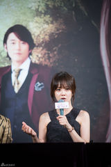 独家：张娜拉亮相秀美背 挽手张赫情意浓