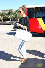 组图：C罗女友伊莲娜简约现身 美肌黑丝中隐现