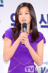 组图：全智贤任观光大使 紫色长裙显优雅