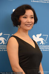 组图：威尼斯评委陈冲亮相 深V连衣裙性感复古