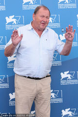 组图：竞赛片《寒枝雀静》发布会 男星拄拐现身