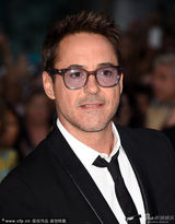 组图：小唐尼揭幕多伦多 携孕妻与小钢铁侠互动