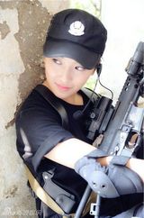 组图：菅韧姿军装造型变军迷 不爱红妆爱武装