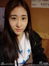 组图：那英组冠军张碧晨曝私照 白肤气质恬美