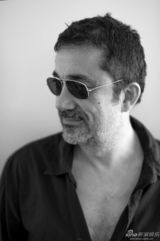 组图：导演锡兰拍写真 留灰白胡子展沧桑范儿