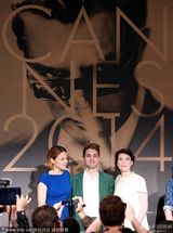 组图：《妈咪》成戛纳大热 帅哥导演多兰频卖萌