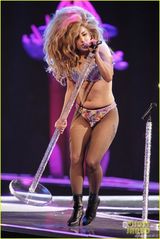 组图:Lady Gaga巡演战衣奢华 白发魔女造型冷艳