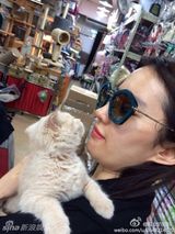 组图：喵星人征服女神！刘亦菲潮装抱猫萌萌哒