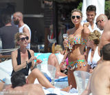 组图：杰拉德妻子比基尼秀 身材火辣依旧