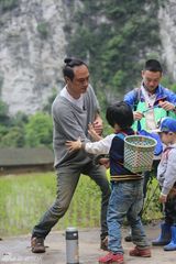 组图：萌娃独自出任务集市砍价 爸爸变装成妖怪