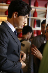 组图：朴海镇帅气拍广告 西装儒雅总裁范儿