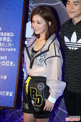 组图：阿Sa(蔡卓妍)透视潮装亮相 与林俊杰同台捞金