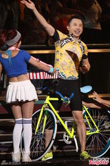 组图：多变哈林(庾澄庆)唱金曲 登小巨蛋万人同欢