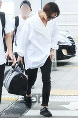 组图：BIGBANG成员GD（权志龙）车祸后首现身 墨镜中分显憔悴